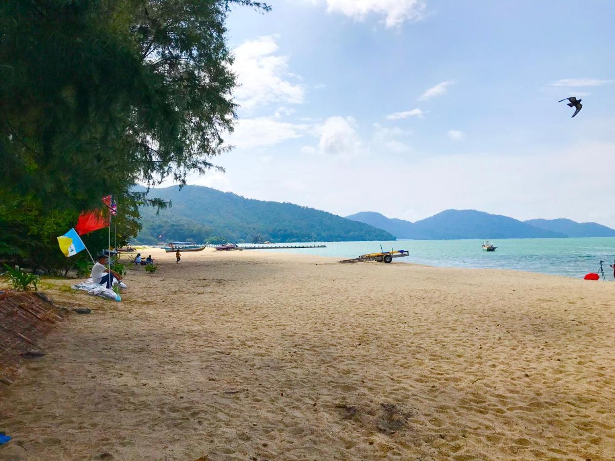 By The Beach - Luxury 2 Bedrooms Family Suite Batu Feringgi Luaran gambar